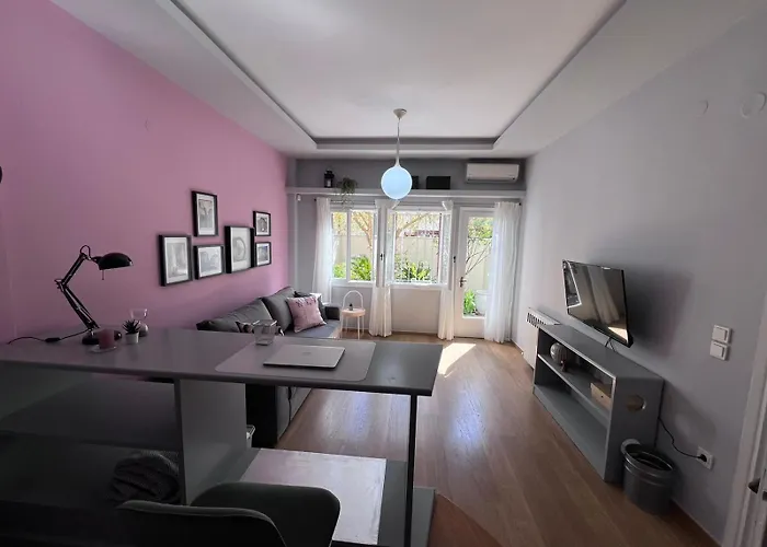 Retro House With Garden In Anopoli