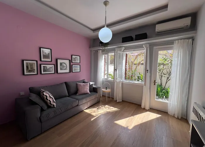 Retro House With Garden In Anopoli